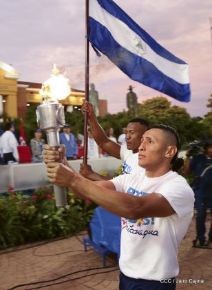Presidente Daniel Ortega y vicepresidenta Rosario Murillo reciben la Antorcha de la Libertad y la Unidad Centroamericana