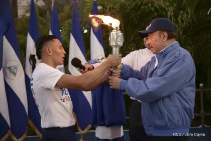 Presidente Daniel Ortega y vicepresidenta Rosario Murillo reciben la Antorcha de la Libertad y la Unidad Centroamericana