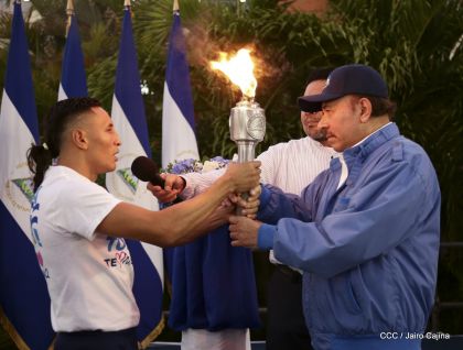 Presidente Daniel Ortega y vicepresidenta Rosario Murillo reciben la Antorcha de la Libertad y la Unidad Centroamericana