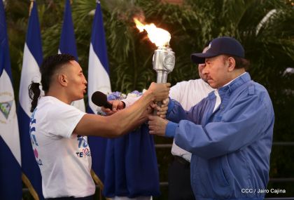 Presidente Daniel Ortega y vicepresidenta Rosario Murillo reciben la Antorcha de la Libertad y la Unidad Centroamericana
