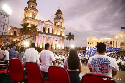Presidente Daniel Ortega y vicepresidenta Rosario Murillo reciben la Antorcha de la Libertad y la Unidad Centroamericana