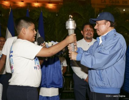 Presidente Daniel Ortega y vicepresidenta Rosario Murillo reciben la Antorcha de la Libertad y la Unidad Centroamericana