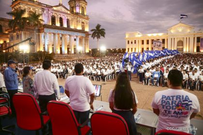 Presidente Daniel Ortega y vicepresidenta Rosario Murillo reciben la Antorcha de la Libertad y la Unidad Centroamericana
