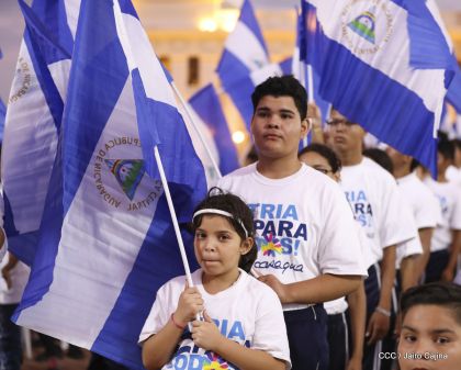 Presidente Daniel Ortega y vicepresidenta Rosario Murillo reciben la Antorcha de la Libertad y la Unidad Centroamericana