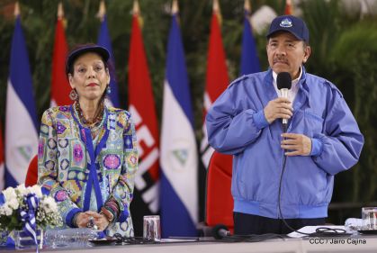 Presidente Daniel Ortega y vicepresidenta Rosario Murillo reciben la Antorcha de la Libertad y la Unidad Centroamericana