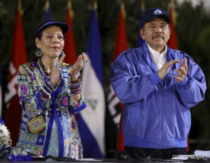 Presidente Daniel Ortega y vicepresidenta Rosario Murillo reciben la Antorcha de la Libertad y la Unidad Centroamericana