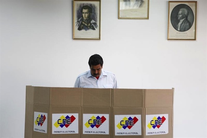 Nicolás Maduro ejerce su derecho al voto
