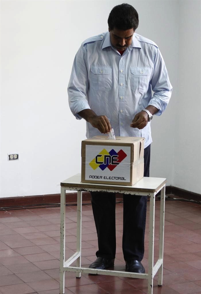 Nicolás Maduro ejerce su derecho al voto