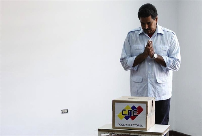 Nicolás Maduro ejerce su derecho al voto