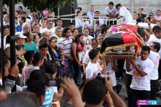 Pueblo da último adiós a "La Cachorra"