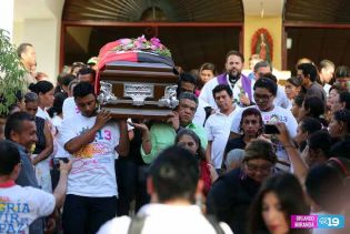 Pueblo da último adiós a "La Cachorra"