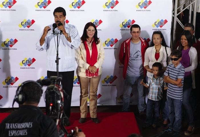 Nicolás Maduro ejerce su derecho al voto