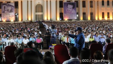 Presidente Daniel Ortega y vicepresidenta Rosario Murillo en homenaje al Padre de la Revolución Sandinista Carlos Fonseca