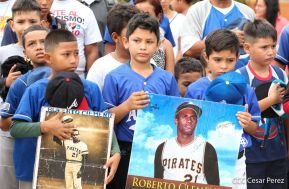 Homenaje al héroe de la solidaridad Roberto Clemente