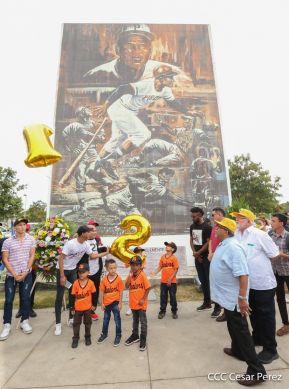 Homenaje al héroe de la solidaridad Roberto Clemente