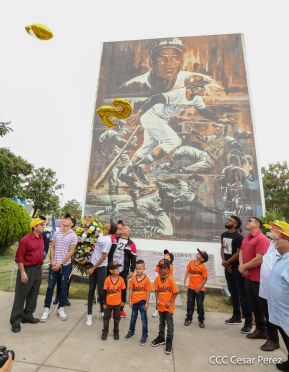 Homenaje al héroe de la solidaridad Roberto Clemente