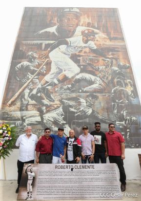Homenaje al héroe de la solidaridad Roberto Clemente