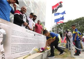 Homenaje al héroe de la solidaridad Roberto Clemente
