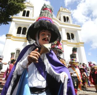 Católicos se desbordan en cierre de fiestas de San Sebastián