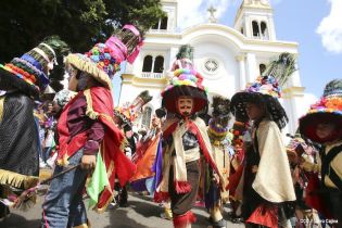 Católicos se desbordan en cierre de fiestas de San Sebastián