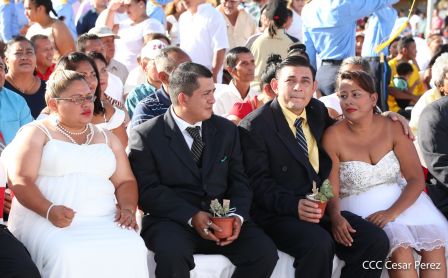 400 parejas se juran amor y respeto en Bodas Ya