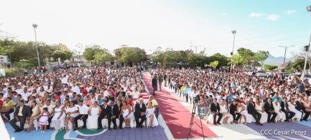 400 parejas se juran amor y respeto en Bodas Ya