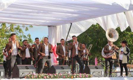 400 parejas se juran amor y respeto en Bodas Ya