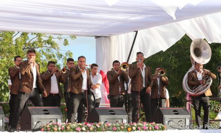 400 parejas se juran amor y respeto en Bodas Ya