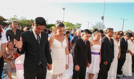 400 parejas se juran amor y respeto en Bodas Ya