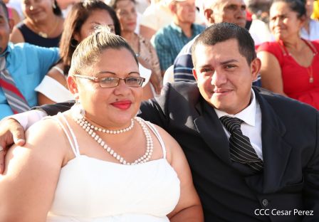 400 parejas se juran amor y respeto en Bodas Ya