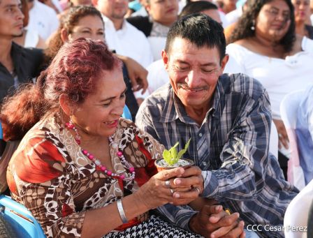 400 parejas se juran amor y respeto en Bodas Ya