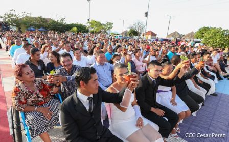 400 parejas se juran amor y respeto en Bodas Ya