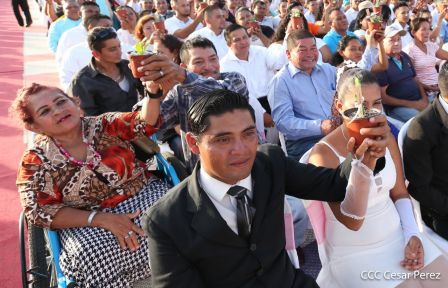 400 parejas se juran amor y respeto en Bodas Ya