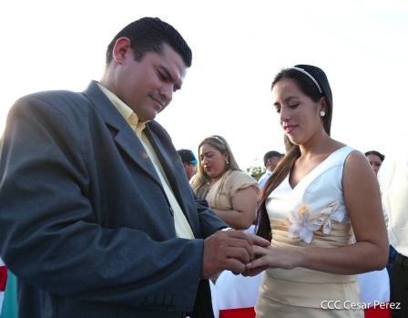 400 parejas se juran amor y respeto en Bodas Ya