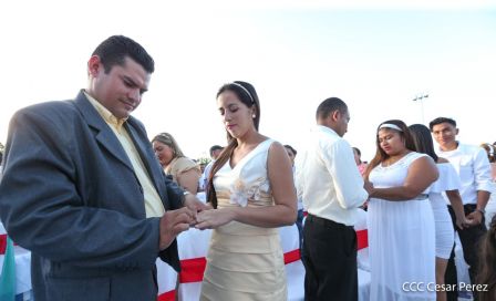 400 parejas se juran amor y respeto en Bodas Ya