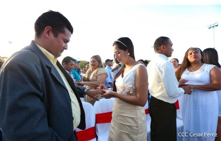 400 parejas se juran amor y respeto en Bodas Ya