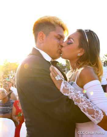 400 parejas se juran amor y respeto en Bodas Ya