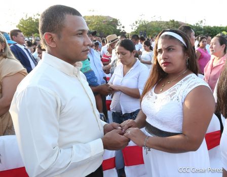 400 parejas se juran amor y respeto en Bodas Ya