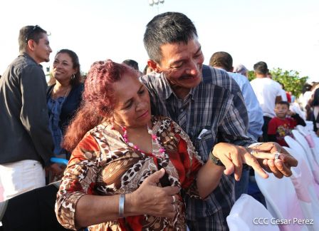 400 parejas se juran amor y respeto en Bodas Ya