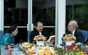 Presidente Daniel Ortega y vicepresidenta Rosario Murillo en ameno encuentro con director de RAE