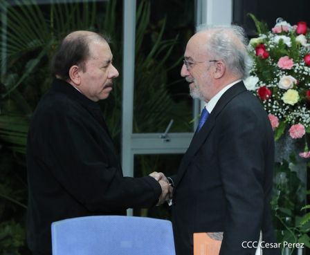 Presidente Daniel Ortega y vicepresidenta Rosario Murillo en ameno encuentro con director de RAE
