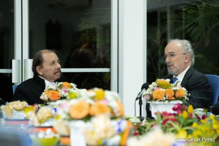 Presidente Daniel Ortega y vicepresidenta Rosario Murillo en ameno encuentro con director de RAE