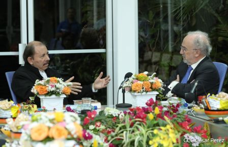 Presidente Daniel Ortega y vicepresidenta Rosario Murillo en ameno encuentro con director de RAE