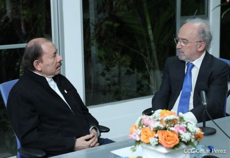 Presidente Daniel Ortega y vicepresidenta Rosario Murillo en ameno encuentro con director de RAE