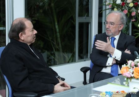 Presidente Daniel Ortega y vicepresidenta Rosario Murillo en ameno encuentro con director de RAE
