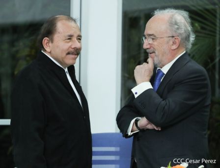 Presidente Daniel Ortega y vicepresidenta Rosario Murillo en ameno encuentro con director de RAE