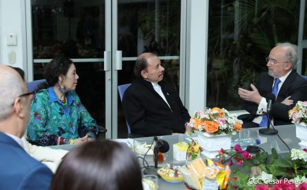 Presidente Daniel Ortega y vicepresidenta Rosario Murillo en ameno encuentro con director de RAE