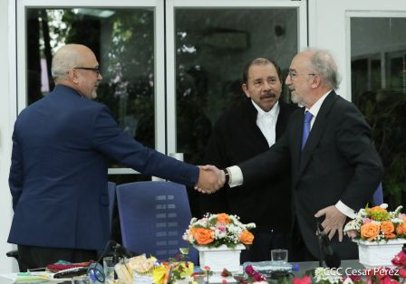 Presidente Daniel Ortega y vicepresidenta Rosario Murillo en ameno encuentro con director de RAE