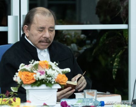 Presidente Daniel Ortega y vicepresidenta Rosario Murillo en ameno encuentro con director de RAE