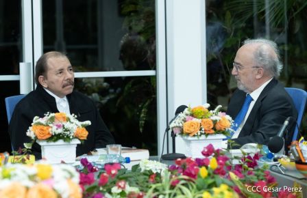 Presidente Daniel Ortega y vicepresidenta Rosario Murillo en ameno encuentro con director de RAE